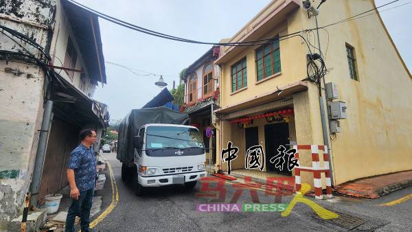 刘志俍看着经过荷兰街的罗厘，小心翼翼的驶过路口。