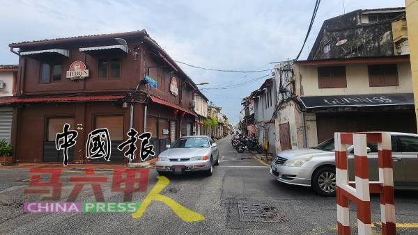 车辆在巴刹南马路与荷兰街交接处时，必须驶出半截车身才能看清左侧是否有车辆，存在安全隐患。
