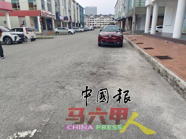 陈劲源接获商家与车主投诉，反映哥打拉沙马那第三期的商业区泊车格白线模糊不清，希望市政厅能尽快安排重新划线。