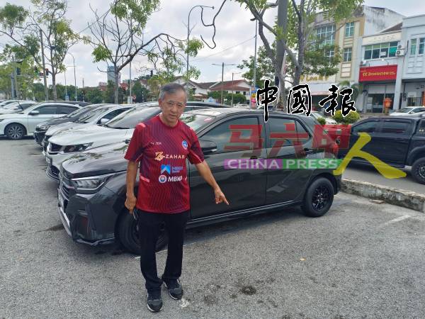 陈劲源指，泊车格白线超过10年未重新划线，已严重褪色。