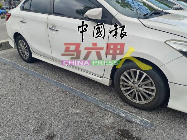 泊车格早期划错的白线，没有完全清除，容易引起混淆。