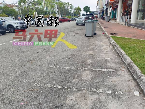 摩哆专用格的白线也模糊不清。