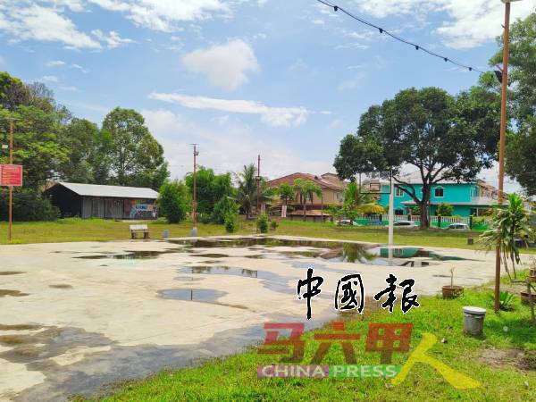 篮球场会积水，影响使用。