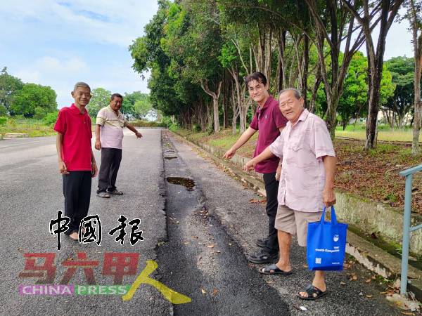 配合附近兴建油站，当局约一年前挖路埋电缆后没有铺好，形成一条浅沟，左起张树基、李永发、温文哲及林国泰。