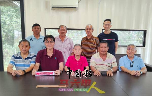 金谷镇居民协会订于5月15日庆祝成立20周年暨筹募基金，筹委会希获得居民及善长仁翁支持。坐者左起林裕民、温文哲、张树基、李永发、蔡声宝；后排左起周志祥、林国泰、李文雍及陈威达。