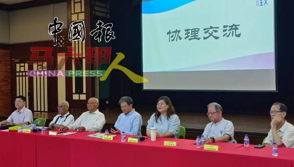 协理交流环节，左起为财政房有平、总务曾昭明、协理主任杨应俊、董事长史进福、校长黄雪莱、署理董事长萧汉昌及副董事长柯世聪。