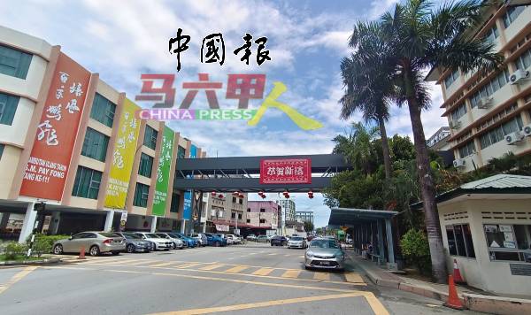 天桥为学生安全与便利而设，衔接新旧校区。