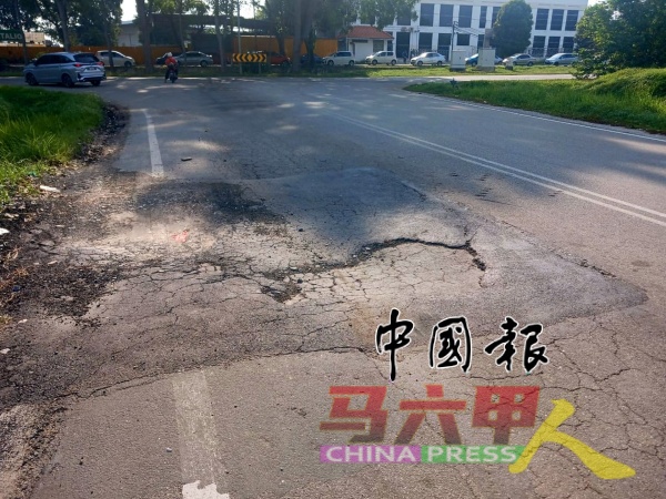 相信是挖掘路面维修水管后没做好善后工作，导致路面下陷和破损。（图公众提供）
