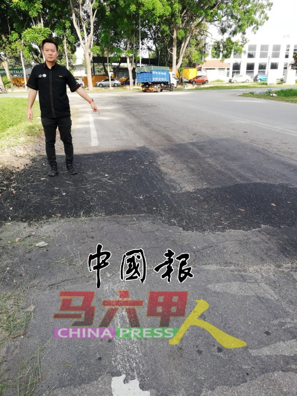 蔡求伟查看才重铺的路面，又有下陷迹象。