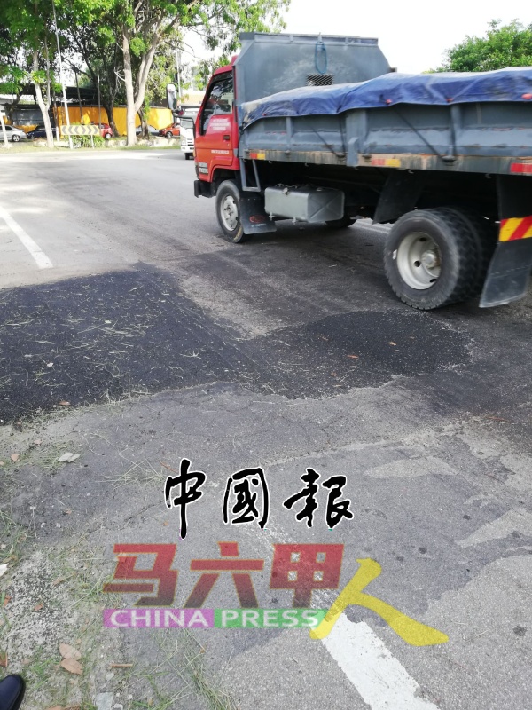 武吉南眉工业区包括第31路的路口，每日都有不少交通工具使用。