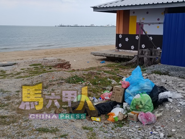 丹绒吉灵公主海滩垃圾堆积。