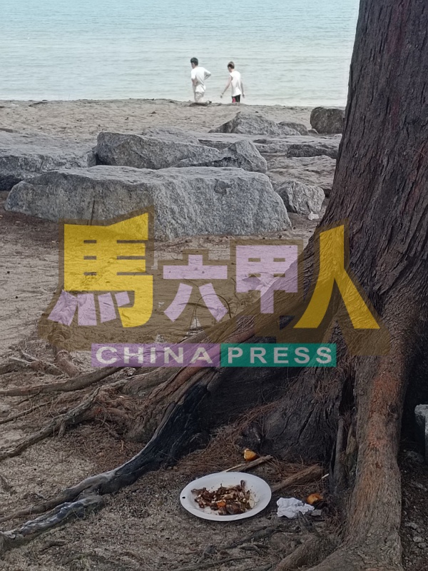 一些遗弃的食物已经发臭,周围遍布苍蝇。