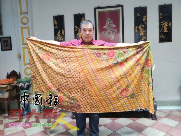 陈再政展示“多用途”和“具伸缩性”的“Pagi Soreh”纱笼。