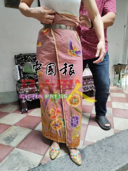 传统纱笼穿法，长度是在脚踝下一点。