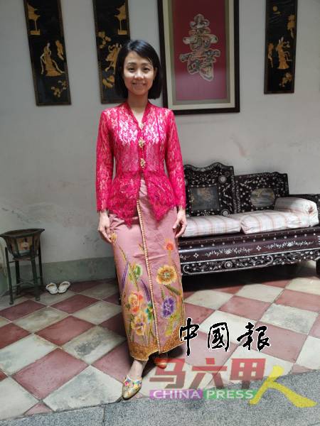 纱笼是依据腿形来调整，能展现出娘惹的优雅婀娜的体态。