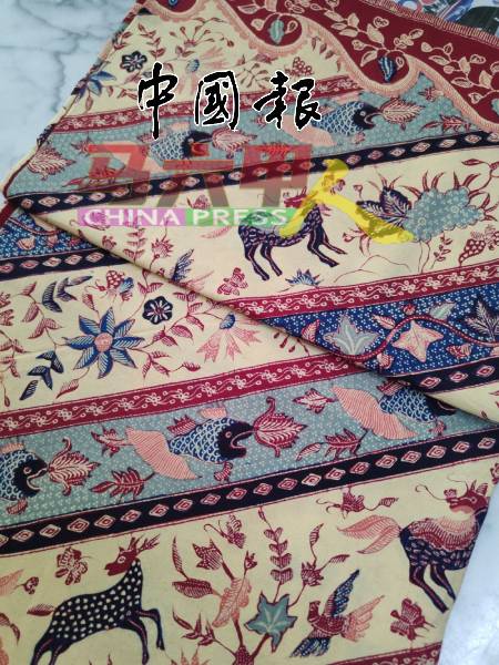 北加浪岸的纱笼，可见不同的动物、花卉、藤蔓等图案。