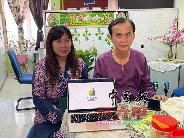 麦志坚（右）与彭育珏联合召开记者会，宣布“东盟人工智能准备计划”详情。