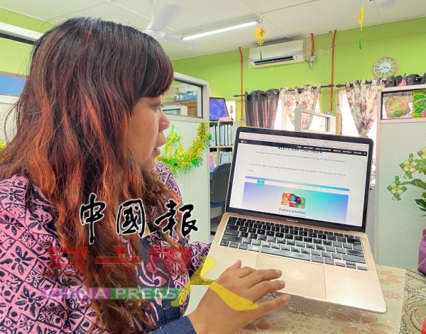 彭育珏老师向媒体讲解“东盟人工智能准备计划”内容。