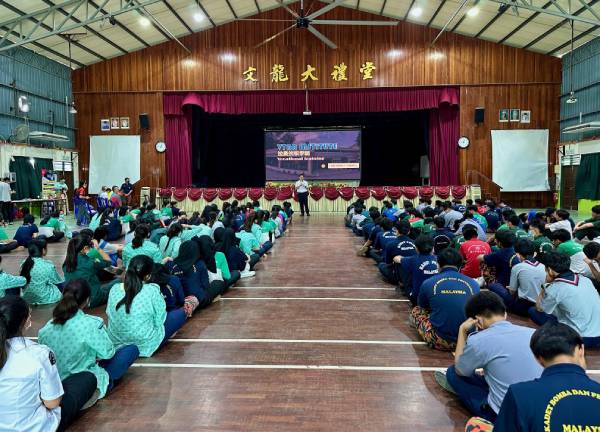 华中中四学生聆听林万锋致辞。