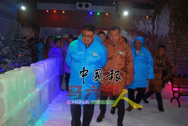 阿都拉勿（左起）、阿都拉萨和哈密迈丁，参观马六甲冰雪世界乐园。