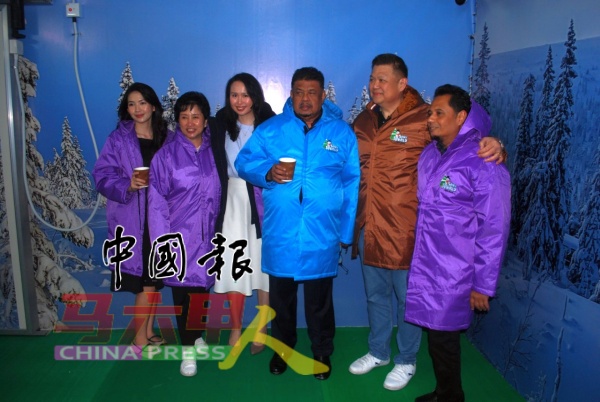 阿都拉勿（右3）为马六甲冰雪世界乐园开幕。右2是钟嘉福和钟诗菁（右4）。