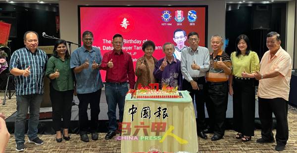 陈保强（左起）、慕拉里夫妇、林钦为；邱德和（右起）、杨镇华夫妇及沈宝胜，联合为陈厚杉及许美珠夫妇献祝福。