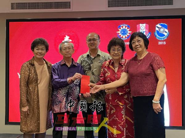 许美珠（左起）陪同陈厚杉，移交善款给马六甲精武体育会，由署理会长拿督林秀婉（左4起）及总务曾玉蓉接领，魏喜森（左3）见证。