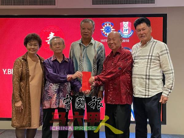 许美珠（左起）陪同陈厚杉，在蔡义来见证下，移交善款给马六甲中国公学，由董事长拿督陈展鹏及副董事长苏亚龙接领。