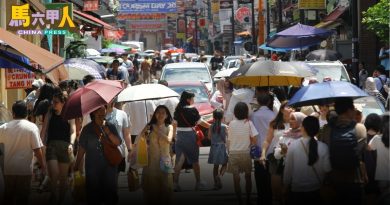 酷热天气挡不住游客 古城长假景点车水马龙