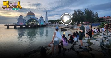 游客追看美丽夕阳 水上清真寺成打卡热点