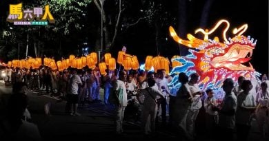 百辆佛教花车绕境甲市  民众沿途合十祈愿