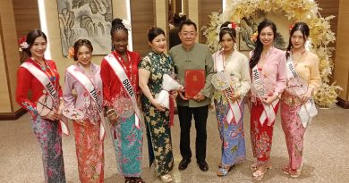 6国旅游小姐穿娘惹装 浪漫520为新人送祝福