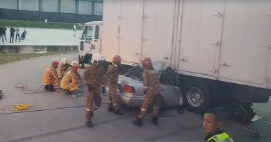 罗厘疑U转酿祸 轿车猛撞车底 酿2死
