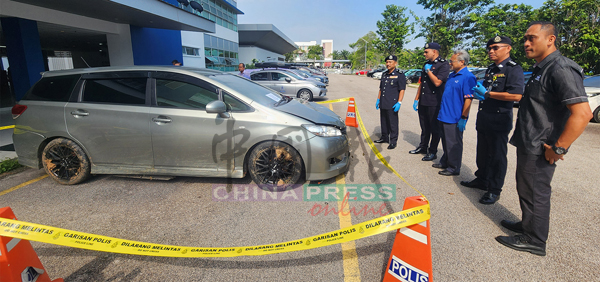 警方把嫌犯所驾驶的休旅车带返警局查办。