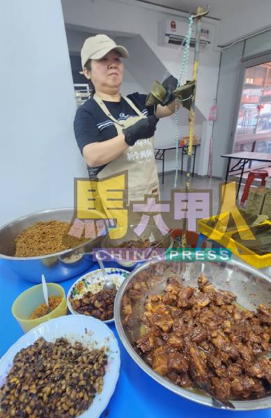 为应付大量订单,吕瑞娘每天裹粽子。