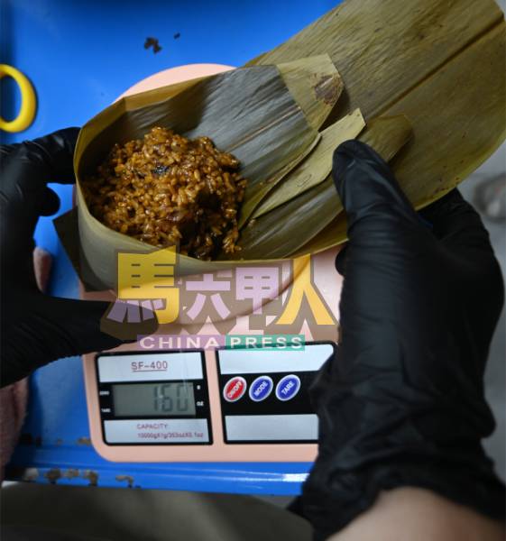 吕瑞娘所使用的材料讲究新鲜,每个粽子都根据标准秤过。