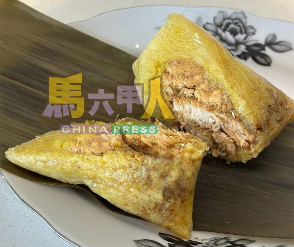 吕瑞娘把“仁当鸡”包裹成为粽子,目前为甲州首个售卖“姜黄仁当鸡肉粽”的商家。