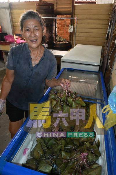 陈桂莲应顾客要求,把煮好的粽子加以冷冻。