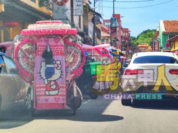 三轮车夫载客到老街逛商店,却硬挤在狭小空间停泊,引起交通问题。