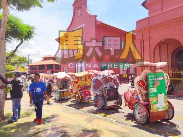 指南下,红屋是三轮车的停泊点之一,但车夫可在怡力旅游区的任何地点载客,并有统一制服。