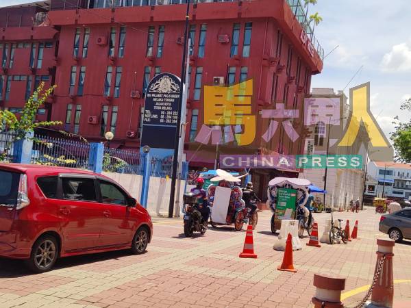 一些三轮车夫会霸占路中间,其他公路使用者必须相让。
