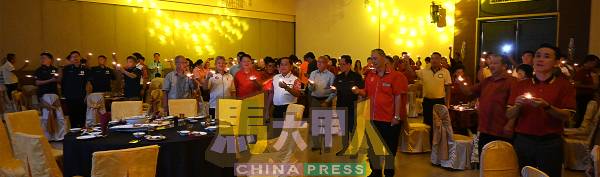 大会进行移交仪式后,进行传灯仪式。