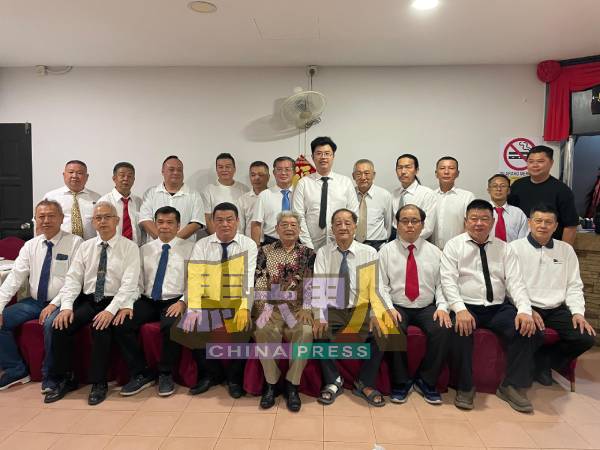 马六甲鱼商公会第26届理事,坐者左4起为宋耀昇、吴开元及林成来。
