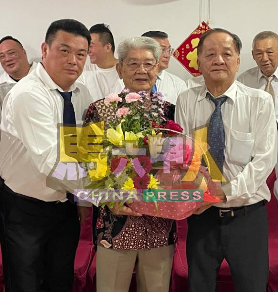 宋耀昇(左)及林成来(右)联合赠送礼篮给吴开元,感谢他担任马六甲鱼商公会第26届理事就职典礼监誓人。
