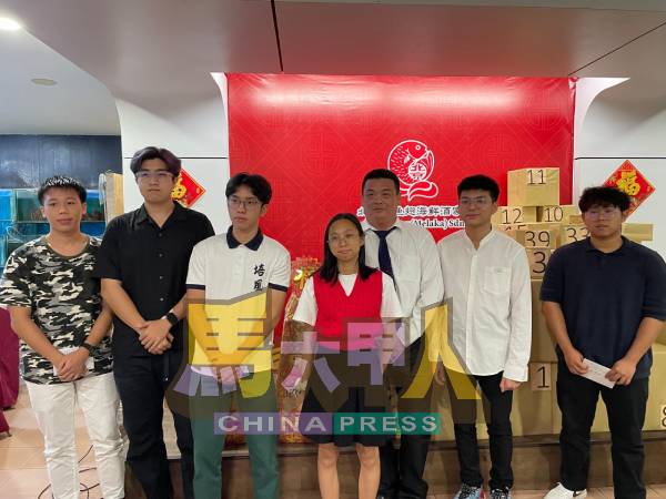 宋耀昇(右3)颁发2024年及2025年奖励金给学业优良的会员子女。