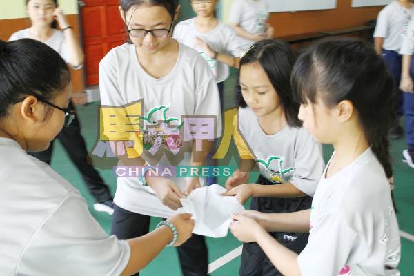 营员们透过游戏,培养默契。