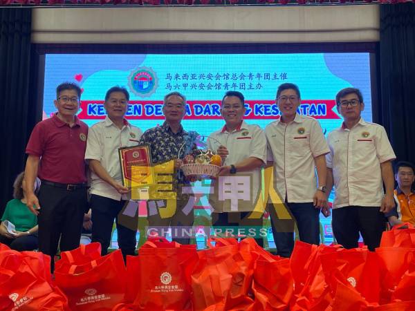 杨国荣(右3起)赠送纪念品给邱培栋。左起为吴添福及李占德;右起为吴必达及陈俊彦。