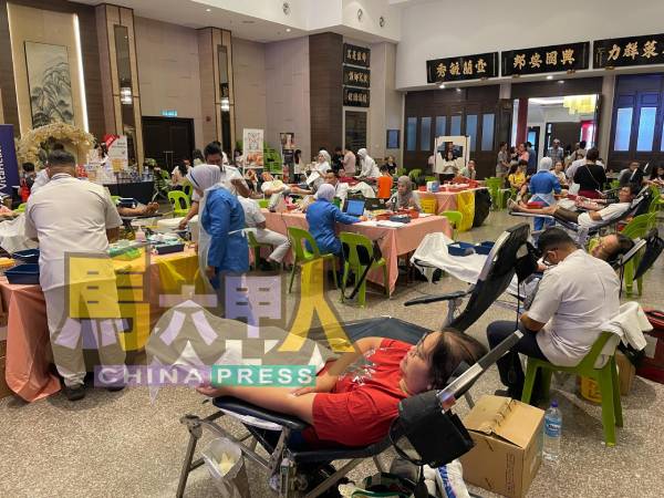 马六甲兴安会馆青年团配合五一劳动节,举办“五一捐血兴安献爱心”捐血活动及健康嘉年华,获得大批民众热烈回响。