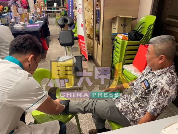 中医师为民众拨筋推拿。