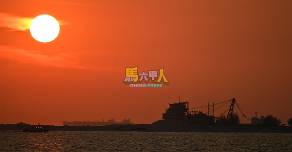 ■傍晚太阳在蓝天辉映下，漫天霞光，像似一幅动人心魄的绝美画卷。